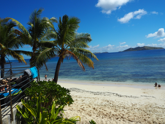 プール側のビーチ