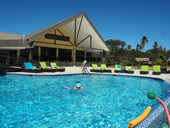 レストラン前のプール