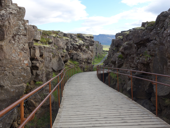 シンクヴェトリル国立公園で大地の裂け目「ギャウ」をまたぎ北米プレートからヨーロッパプレートに移動