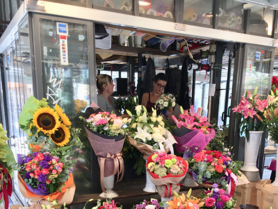 街のお花屋さん。このブーケが千円ほど。買って帰りたかった!