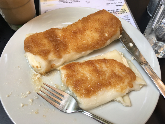 名物シュトゥルクリ。こちらは茹でた方。焼いたものの方が美味しかったです。食べかけですみません。