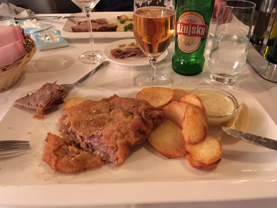 ザグレブ風カツレツ。中にチーズと生ハムが入ってます。大き過ぎて半分も食べられませんでした。向こうに見えるのはペカのお肉。