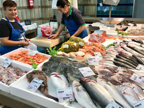 ドラツ広場に隣接する魚市場。クロアチアでは金曜、土曜に魚料理を食べることが多いそうです。