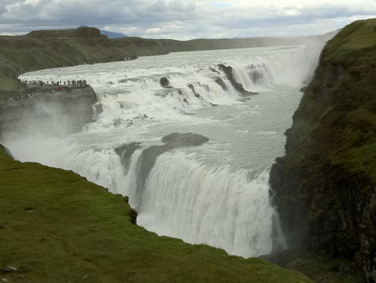 グトルフォスの滝は水量が多く、壮大でした。