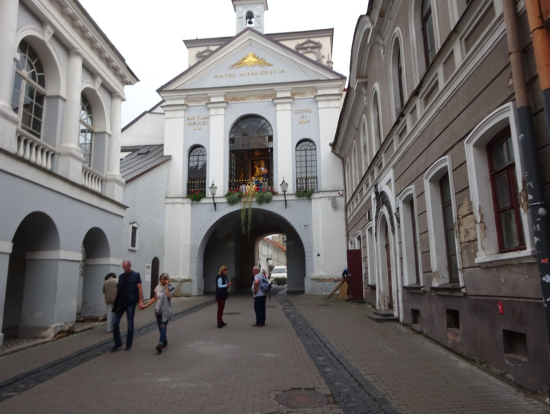 旧市街の入り口になっている「夜明けの門」。中も見学できる。