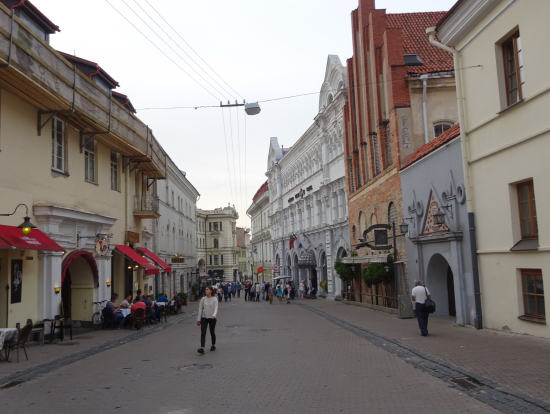 しゃれたカフェやショップが軒を連ねる旧市街の通り