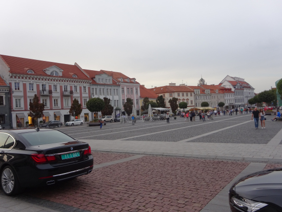 観光客が一息つくスポットになっている市庁舎広場