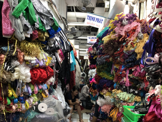 モール内部は副資材の大洪水！