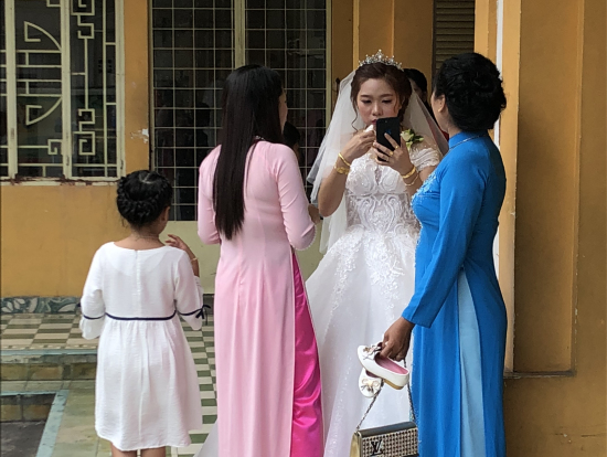 チャータム教会では結婚式がありました。地元の方々はパーティーや結婚式などの特別な時にしかアオザイは着ないようです。