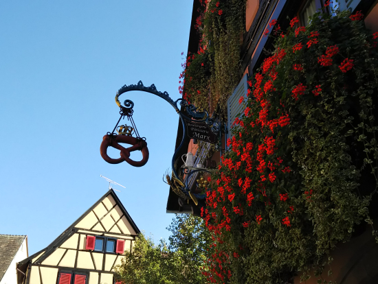 可愛らしいプレッツェル型の鉄看板