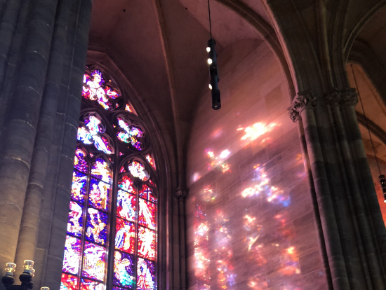 陽の光が計算されたステンドガラス