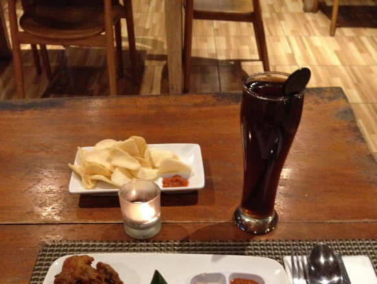 最後の別払いディナーはクリスピーダッグとホットティーで税、サ込み155000ルピアでした(えびせんは無料)