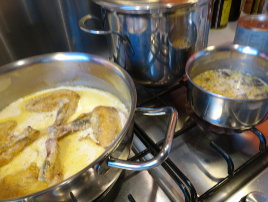 ホロホロ鳥のクリーム煮と西洋カボチャのポタージュのホタテかけを作るところ。