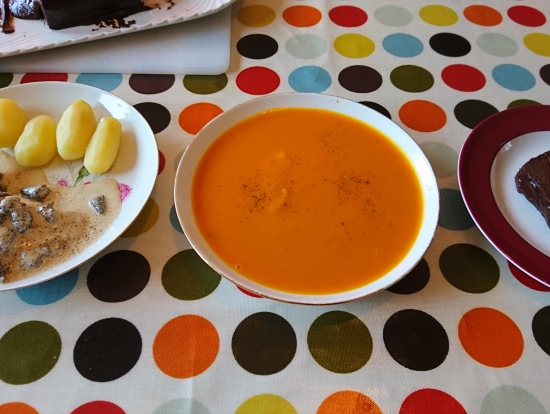 出来上がり。左より、ホロホロ鳥のクリーム煮とポテト蒸し。カボチャスープのホタテかけ。ガトーショコラ。