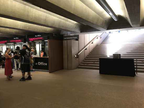 2つのシアターに続く階段の間にチケット売り場があります。12月29・30日はここの一番右のカウンターでチケットを受け取ります