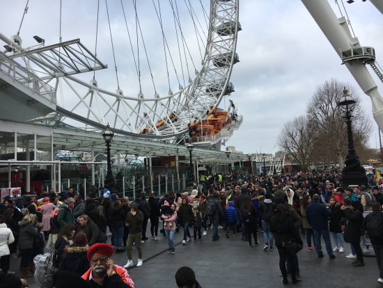 ロンドン・アイの前の混雑