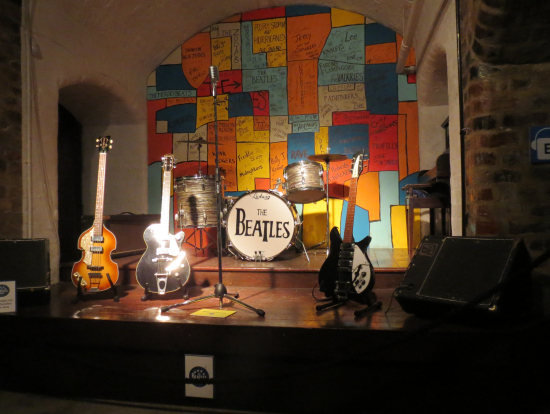 館内に再現されたキャバーンのステージ