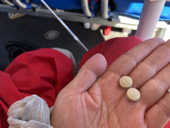 酔い止めの薬2錠飲みます。