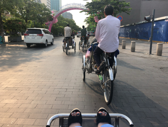 グエンフエ通りをシクロで直進