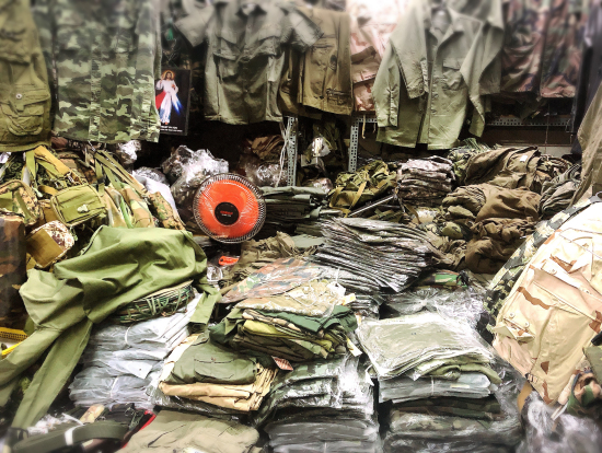 ヤンシン市場の迷彩服屋さん