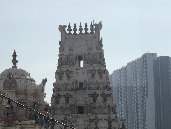 車窓からの風景、ヒンズー教のお寺