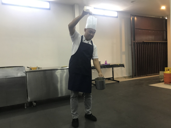 マレー文化村でのマレー風ミルクティーを適温に冷ます実演