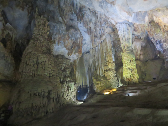 鍾乳洞の内部