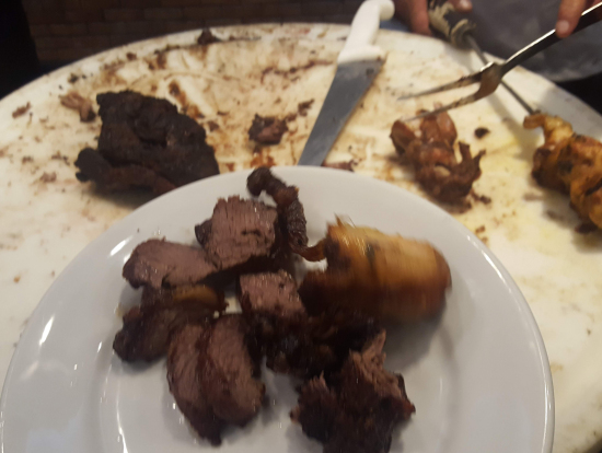 お肉コーナーでは、いろいろな肉を切り分けてくれます。