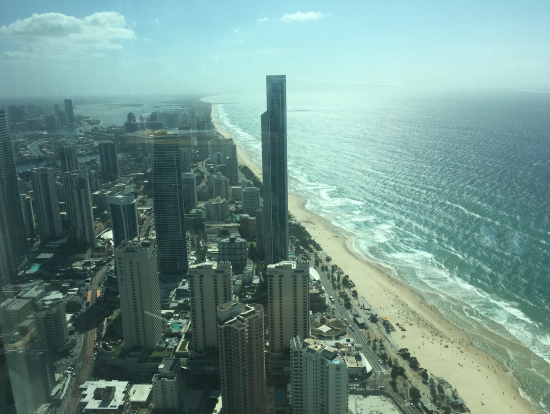 サーファーズパラダイスのビーチ！