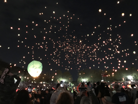 飛んで行くときは赤いランタンが綺麗でした。