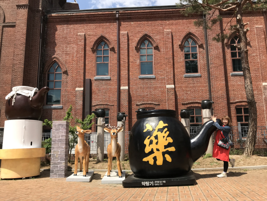 漢方博物館前で。