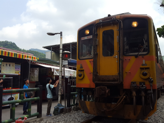 電車が来ると一斉に散らばって通過を見守ります