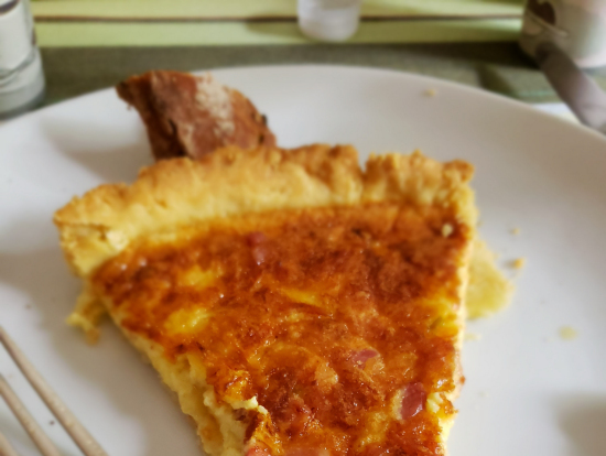 チーズたっぷりのキッシュ