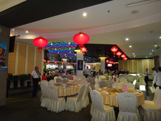 ランチのレストラン店内