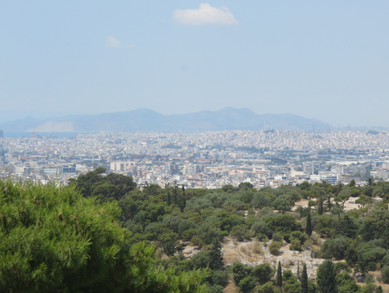 アクロポリス丘から古代アゴラとピレウス港方面