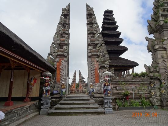 ブサキ寺院の代わりに訪問したウルン・ダヌ・バトゥール寺院（アグン山の噴火により）