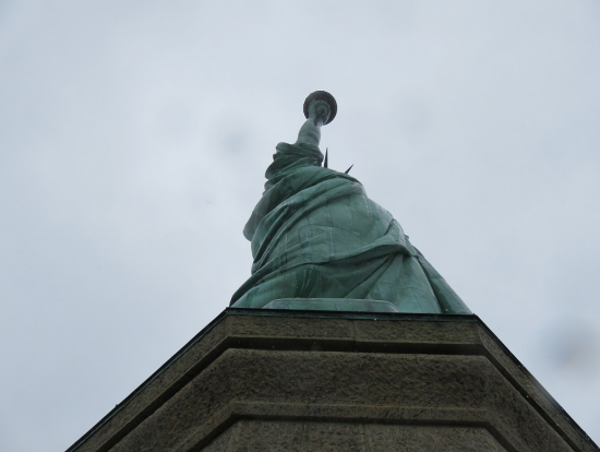 4、台座の展望台から見上げる