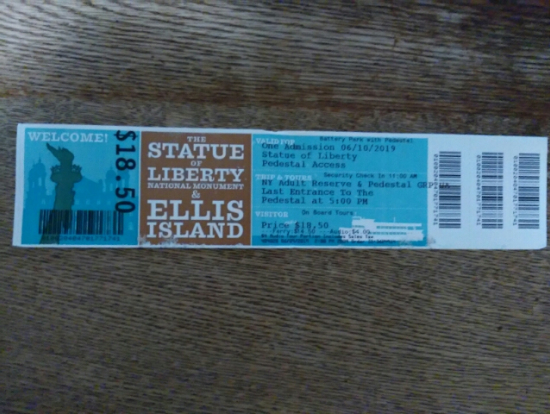 3、リバティ島往復のフェリーと自由の女神の台座入場チケット