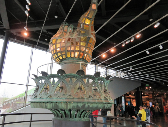 8、トーチ、外のミュージアムにて