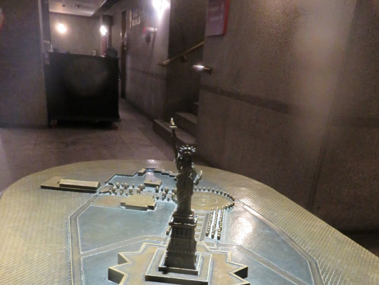 6、台座内のミュージアムにて