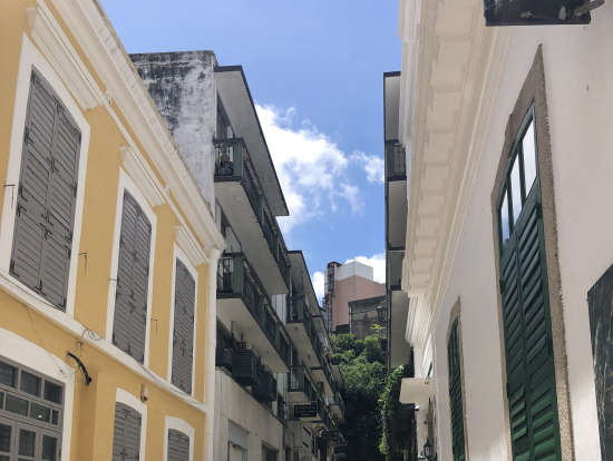 路地裏からの景色