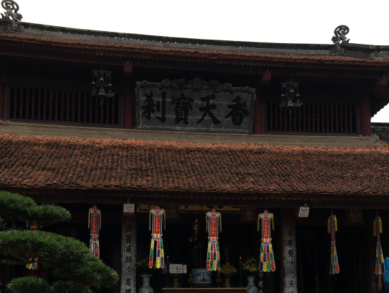 靴を脱いで中に入ってお参りしました