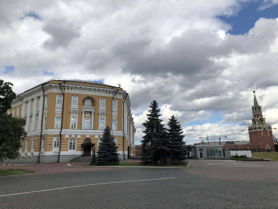 プーチンさんの執務室は、二階の左側とのこと