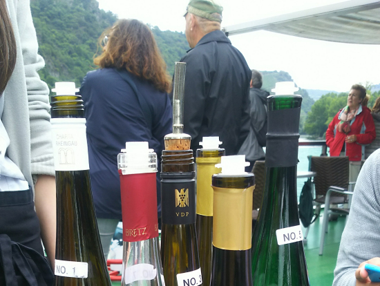 船でワイン試飲