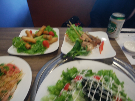 ツアーで食べたランチです。写真右奥がマグロ串焼きです