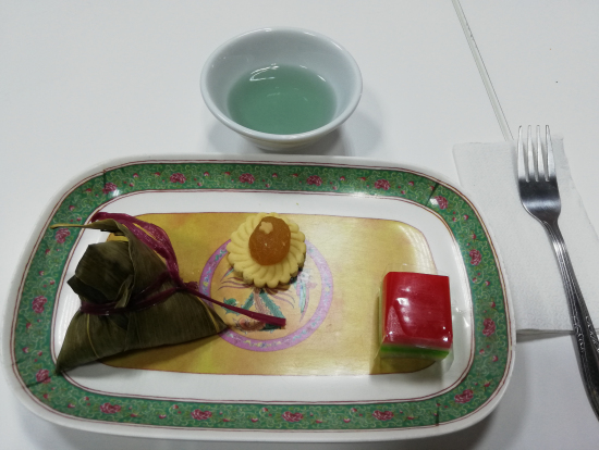 プラナカンの試食と青いお茶