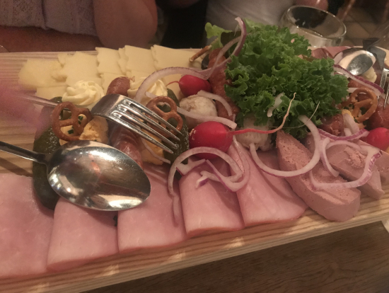 ビアホールで食事