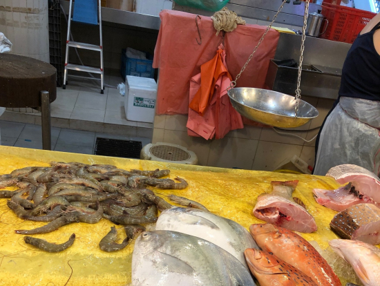 マーケットの魚屋さんです。