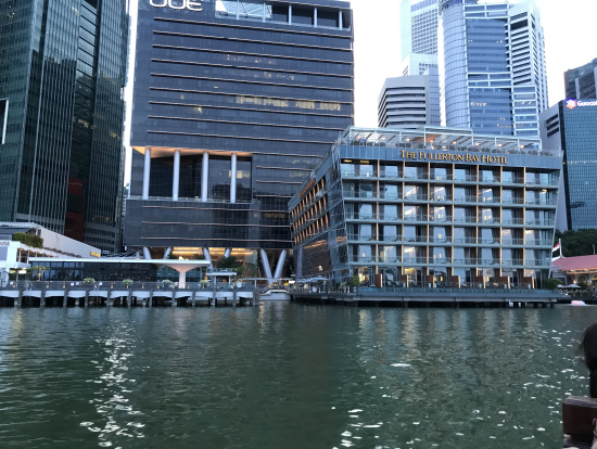 水の上に建つフラトンベイホテル:マリーナベイサンズをバックに、ここでのウェディングは最高