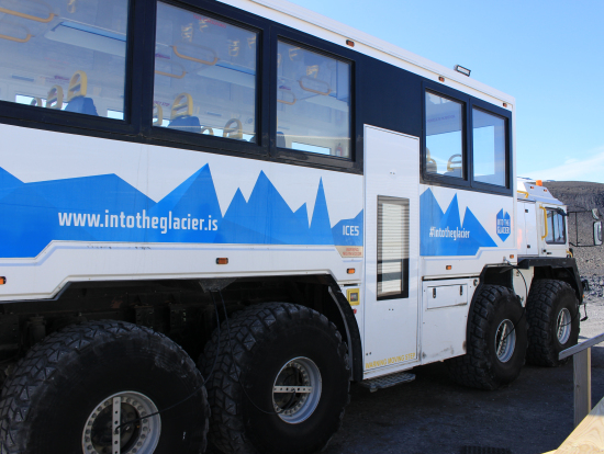氷河の上を走る大型トラック